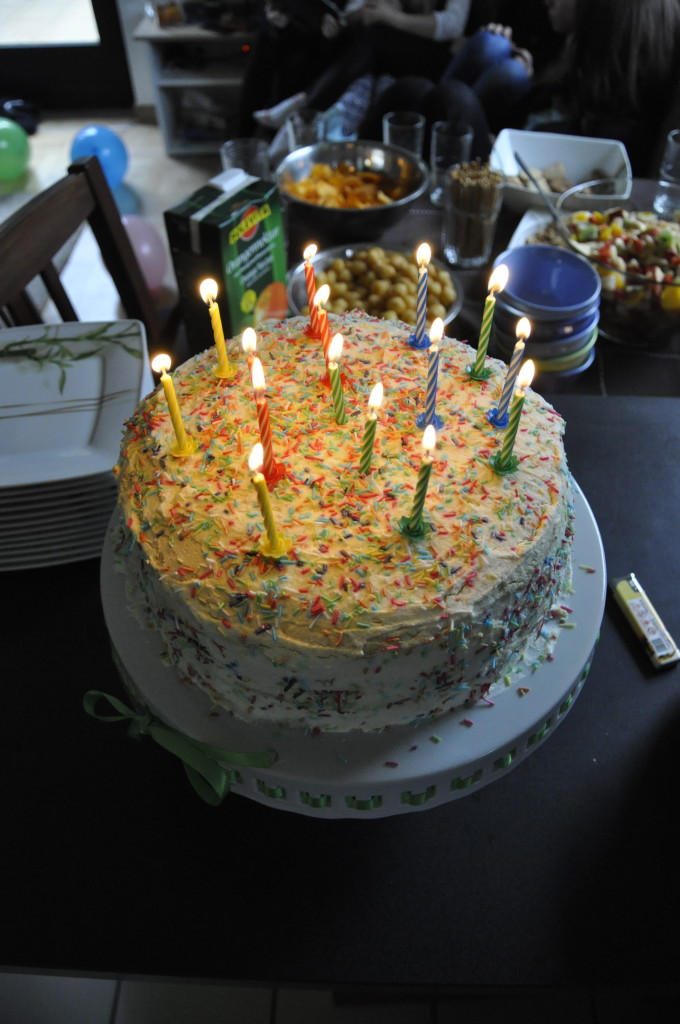 Tęczowy tort urodzinowy