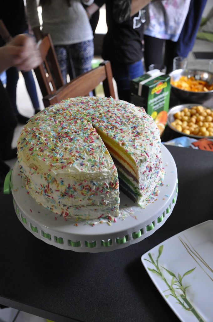 Tęczowy tort urodzinowy