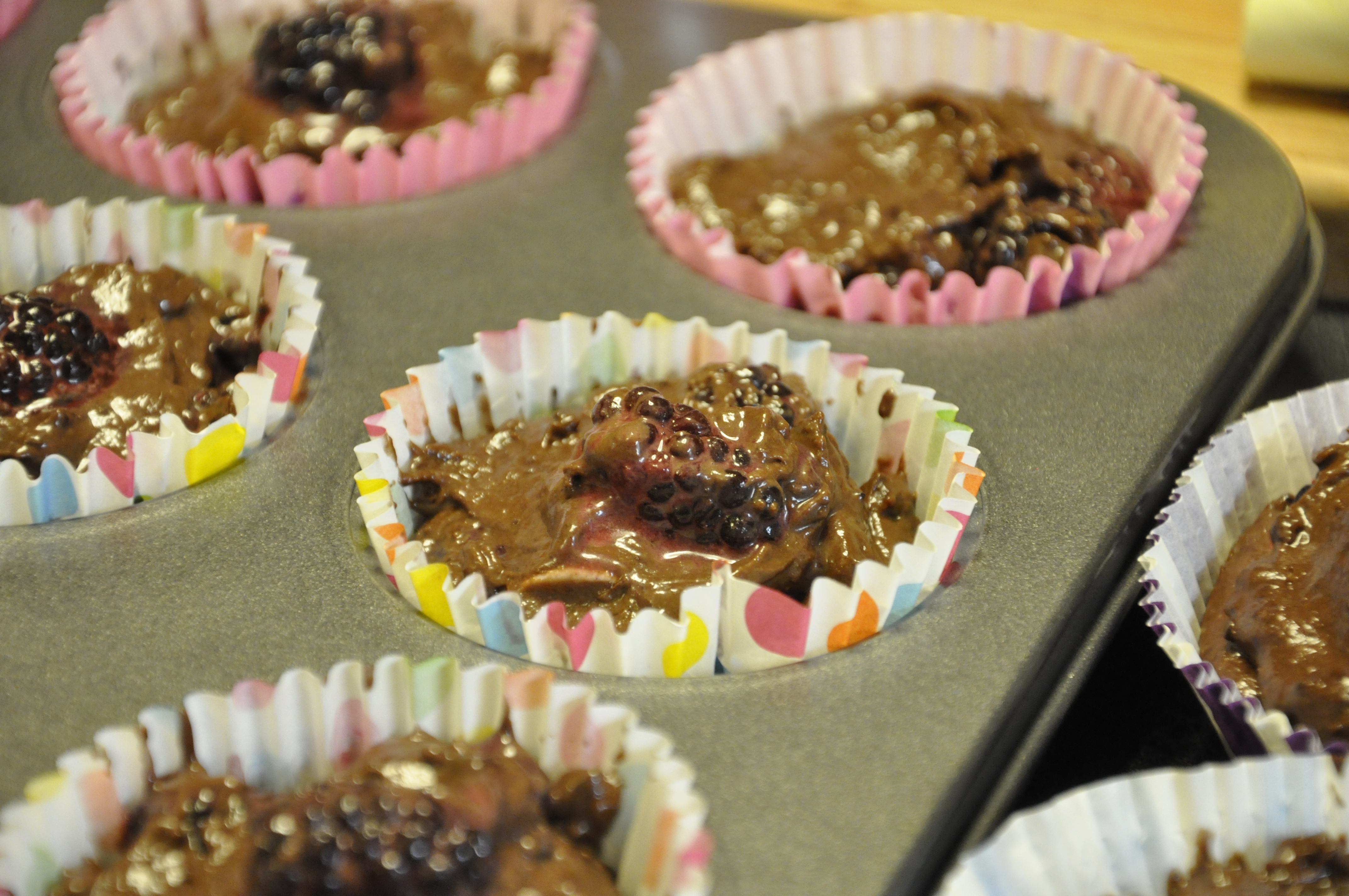 muffinki czekoladowe z jeżynami i słodką niespodzianką