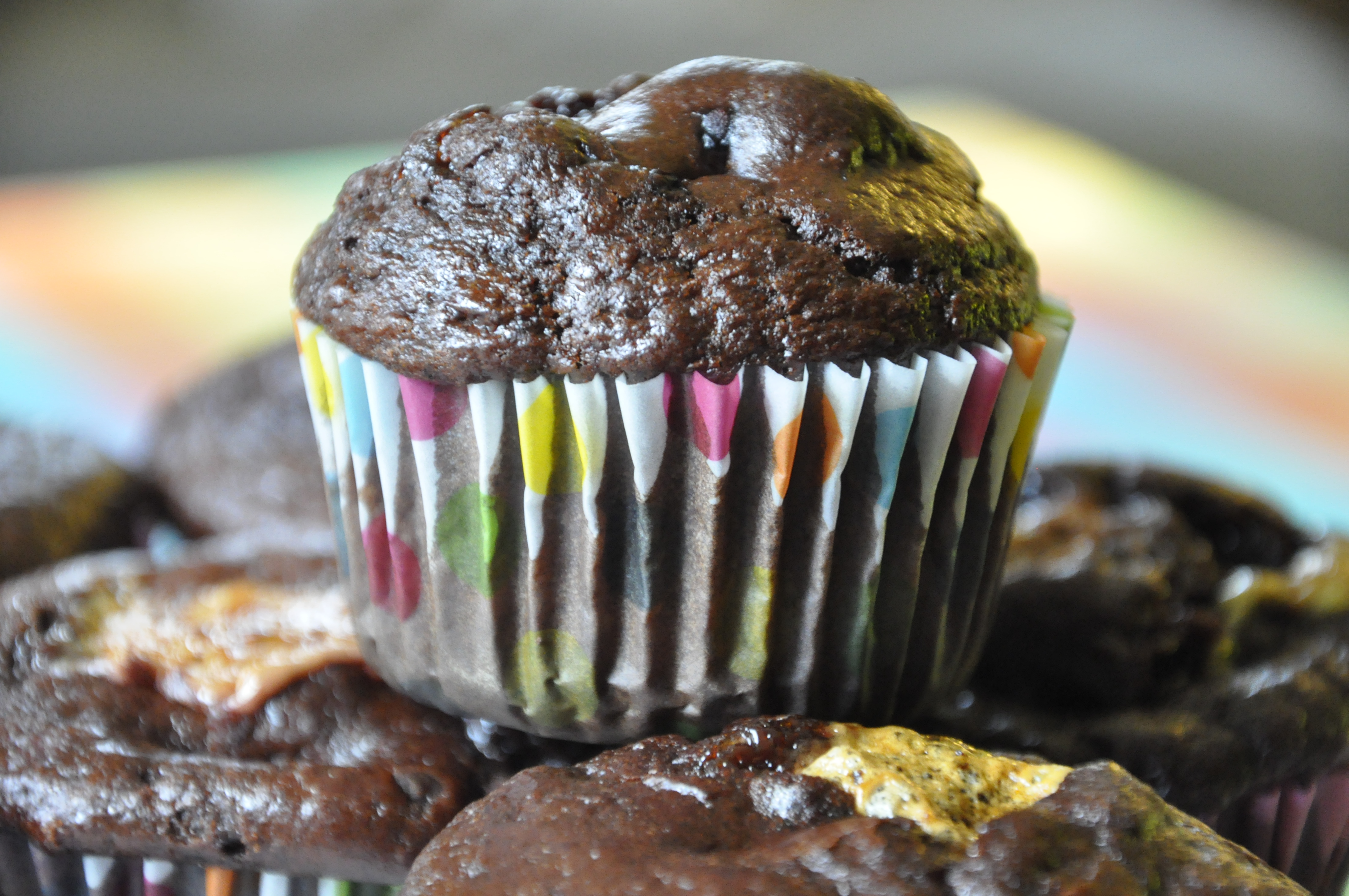 muffinki czekoladowe z jeżynami i słodką niespodzianką